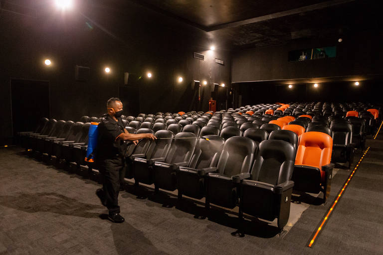 Após mais de seis meses fechados devido a pandemia da Covid-19, as salas de cinema da capital paulista voltaram a funcionar para o público. Movimentação no Espaço Itaú Cinemas da rua Augusta