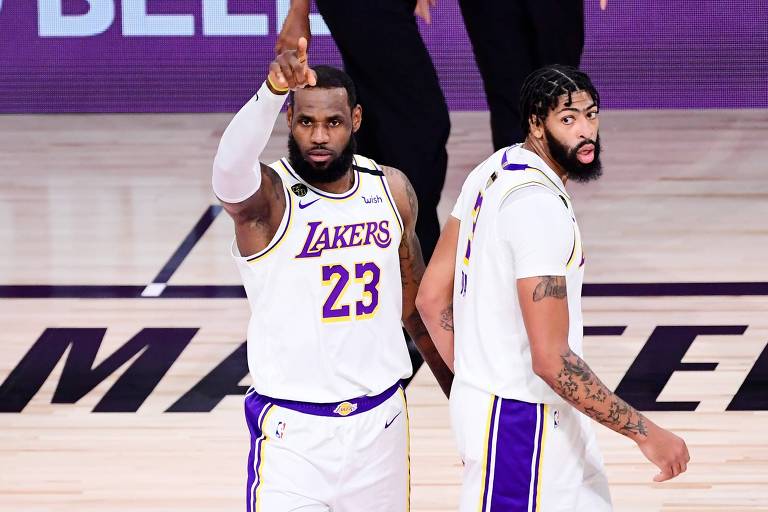 Lakers desafiam NBA moderna e transitam entre eras do basquete