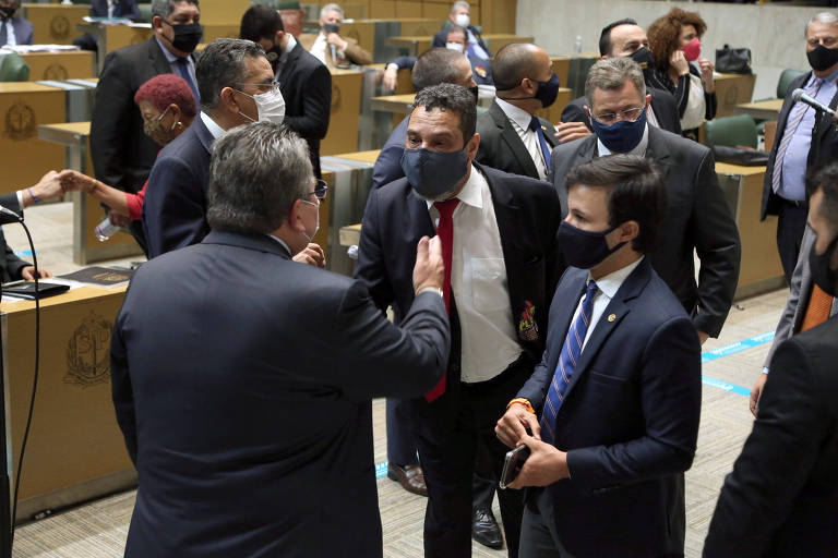 Discussão uniu parlamentares de polos tradicionalmente opostos; na foto, o líder do governo Carlão Pignatari (PSDB), Teonílio Barba (PT) e Daniel José (Novo)