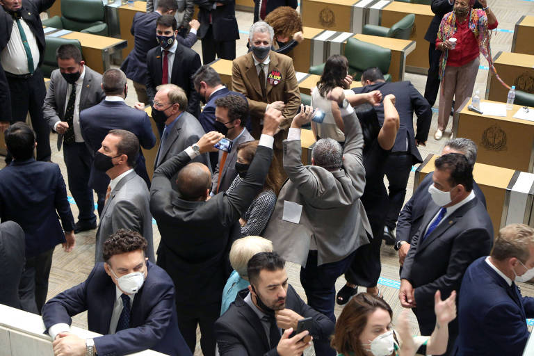 Deputados comemoram falta de quórum de 48 parlamentares votantes, em 1º de outubro