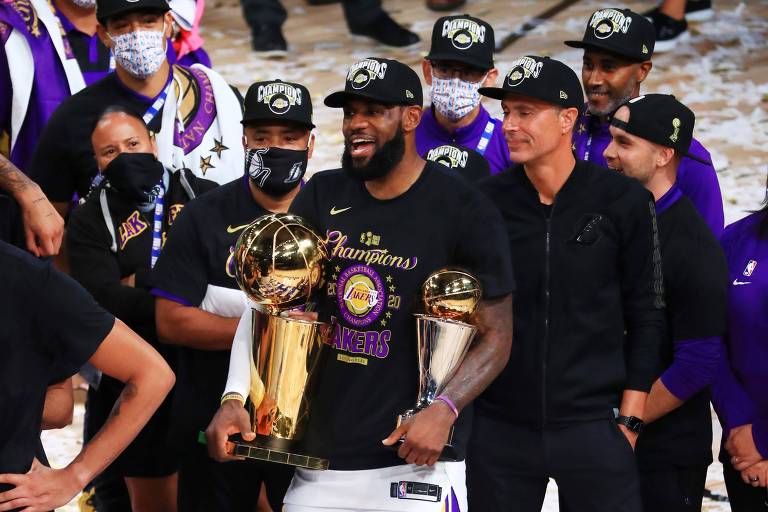 LeBron carregando troféu de campeão e de MVP