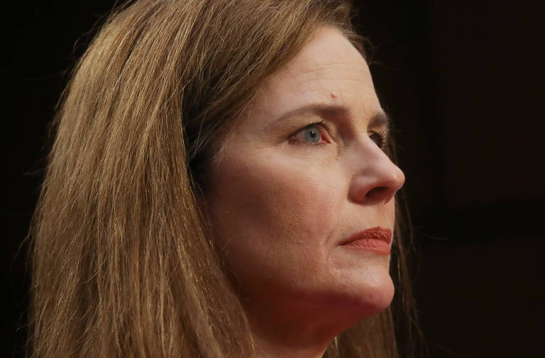 Amy Coney Barrett durante a audiência, em um breve momento no qual removeu sua máscara