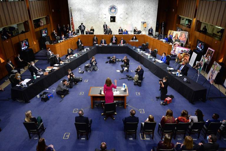 Amy Coney Barrett fala no Senado durante a primeira audiência que vai decidir sua nomeação