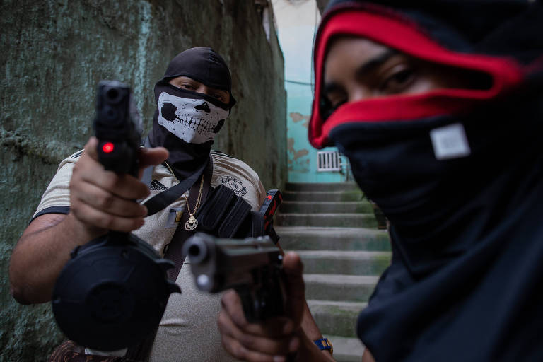 Os traficantes Orelha, 22, e Perverso, 26, em uma favela do Rio de Janeiro