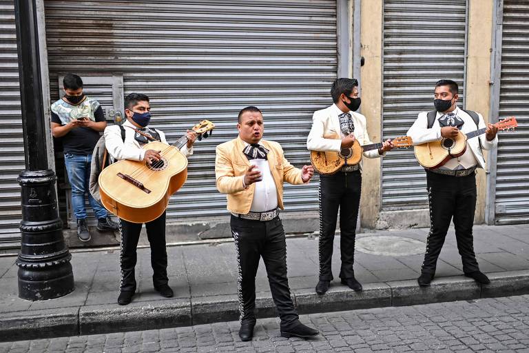 Mariachis de máscara se apresentam em rua da Cidade do México; desemprego cresce na região