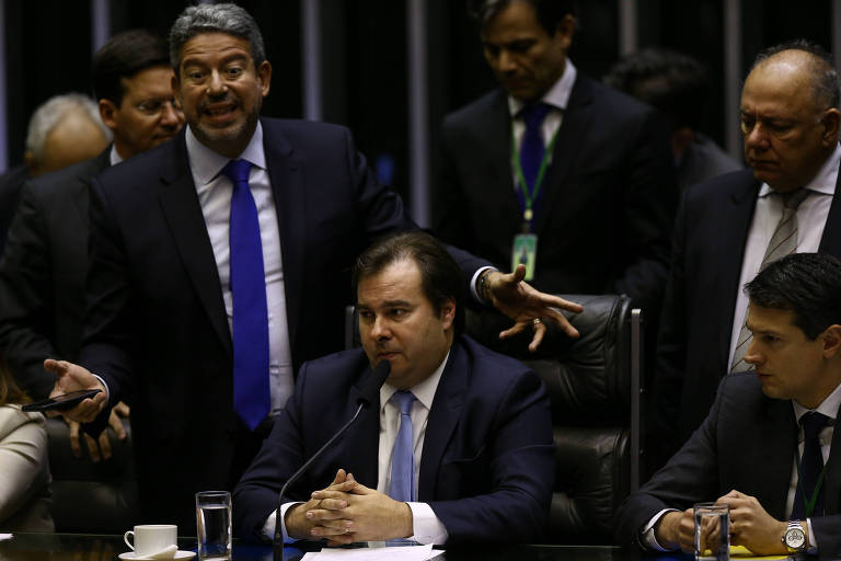 O presidente Rodrigo Maia (DEM-RJ) ao lado do deputado Arthur Lira (PP-AL)