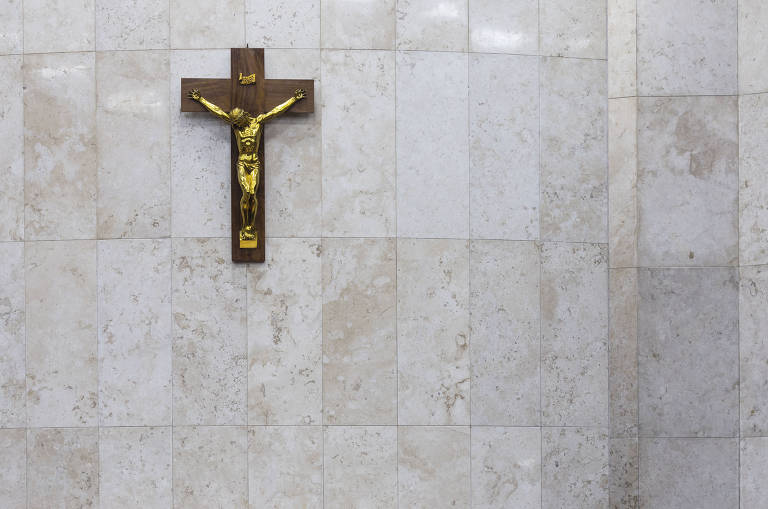 Crucifixo afixado na parede do salão do Plenário da Câmara
