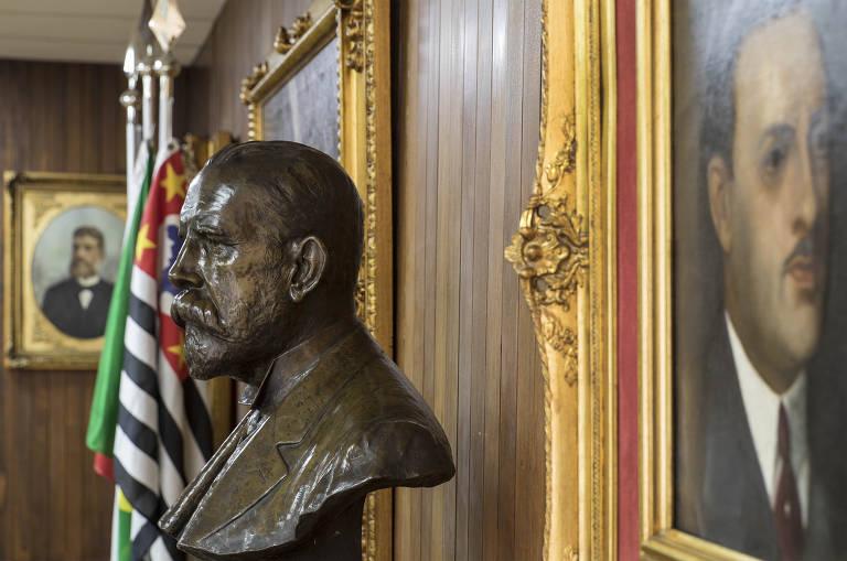 Busto do Conselheiro Antonio Prado decora gabinete da presidência da Câmara 