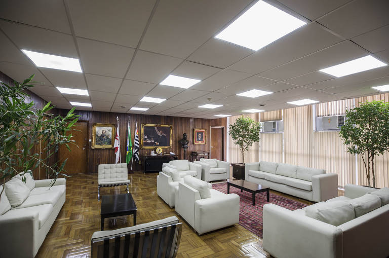 Sala de visitas do gabinete da presidência da Câmara Municipal 