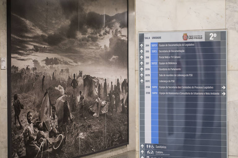 Foto de Sebastião Salgado, "Campo de Refugiados Ruandenses, na Tanzânia" (1994) decora corredor do segundo andar da Câmara