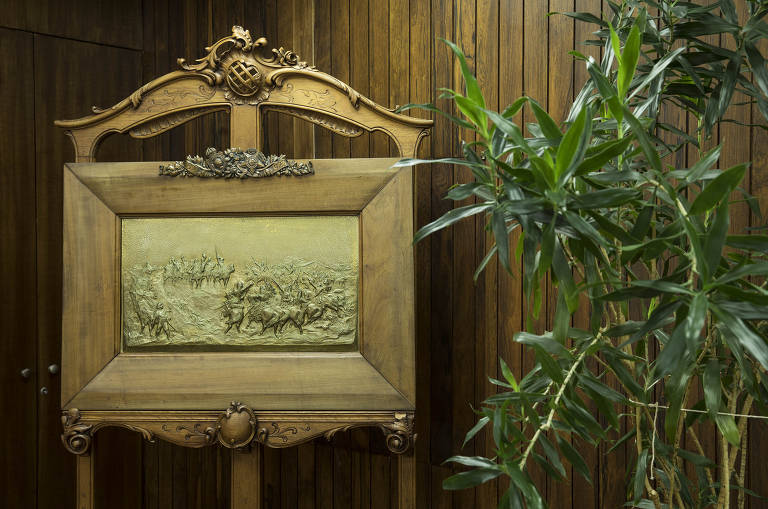 Painel em bronze do Grito do Ipiranga (1922), do do artista Adalberto Vieira) decora gabinete da presidência da Câmara Municipal de São Paulo, atualmente ocupado por Eduardo Tuma (PSDB)