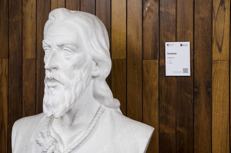 Busto em gesso do Tiradentes (1951), do artista Luis Morrone decora  sala que homenageia o inconfidente no 8º andar do prédio
