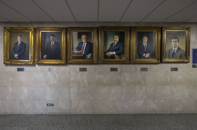 Galeria no 8º andar tem quadros de ex-vereadores que passaram pela presidência da Câmara Municipal de São Paulo. Da esq para dir: Antonio Donato Madormo, Jose Américo A. Dias, Antonio Carlos Rodrigues, Roberto Tripoli, Arselino Tatto e Jose Eduardo Cardoso