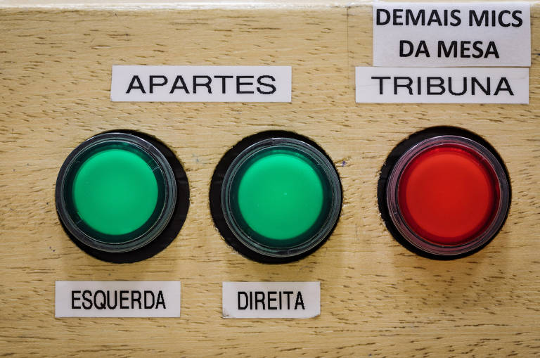 Comando dos microfones e campainhas na mesa do presidente, no salário do Plenário