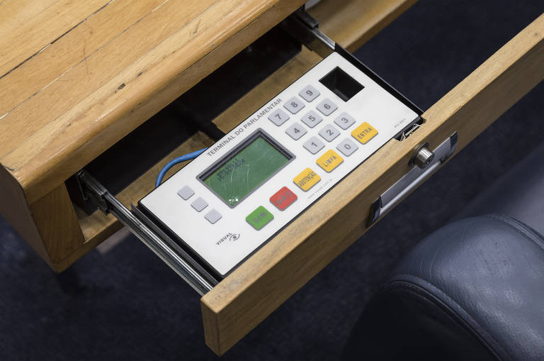 Terminal de votação que fica na mesa de cada vereador