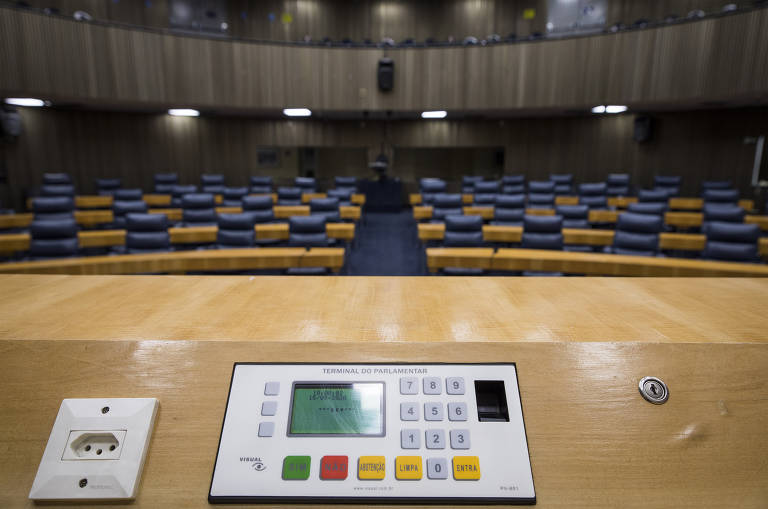 Terminal de votação na mesa da presidência da Câmara Municipal