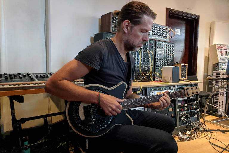Guitarrista do Radiohead Ed O'Brien toca Circle Guitar em estúdio em Londres 