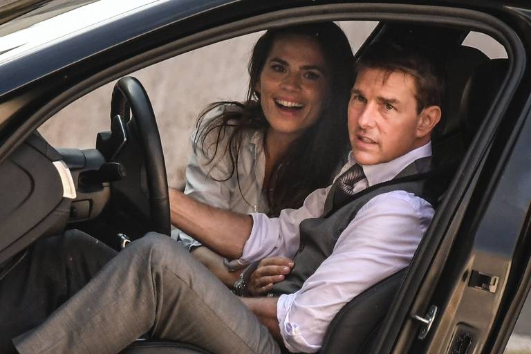Tom Cruise namora Hayley Atwell, parceira de cena em 'Missão: Impossível 7'