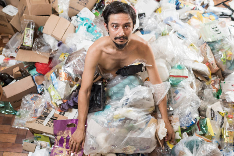 Performance reflete sobre descarte de lixo na quarentena