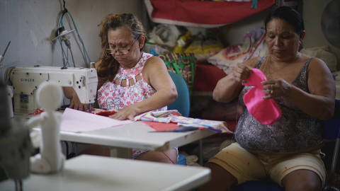 Integrantes da Cooperativa Social de Trabalho Arte Feminina Empreendedora em cena de 'Tecendo a Liberdade', documentário do Instituto Humanitas360