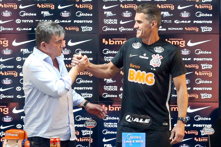 O presidente do Corinthians, Andrés Sanchez (à esq.) apresenta o novo técnico do clube, Vagner Mancini