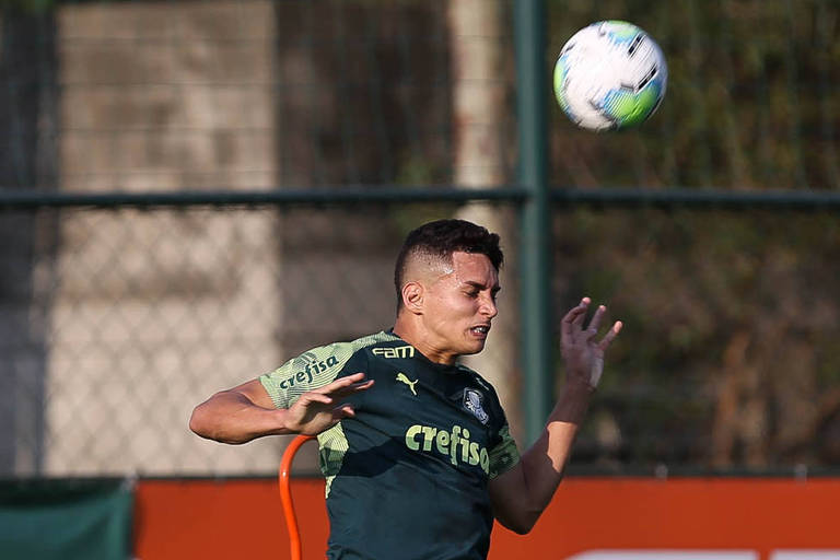 Zagueiro Renan durante treinamento do Palmeiras na Academia de Futebol