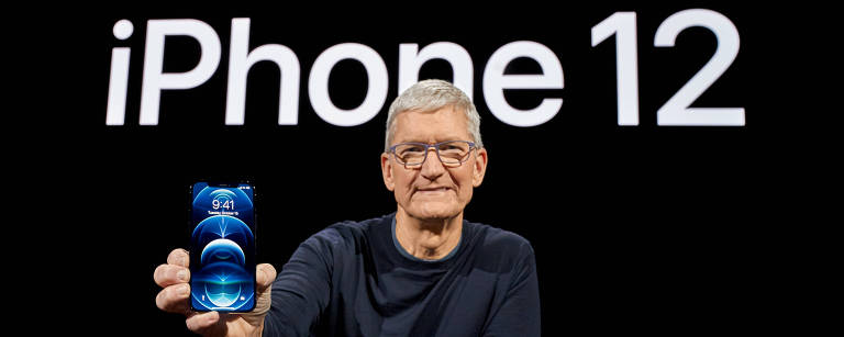 Presidente-executivo da Apple, Tom Cook, segura o novo iPhone 12