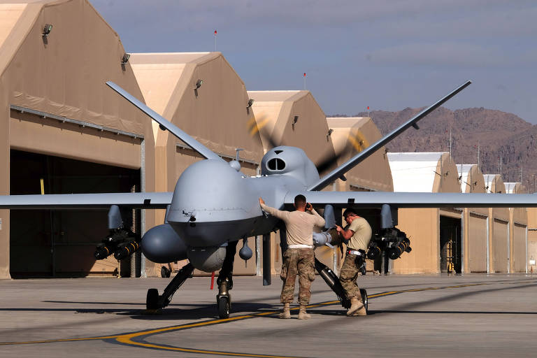 Militares americanos armam drone Reaper, que os EUA querem vender a Taiwan, no Afeganistão
