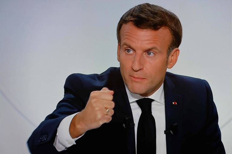 O presidente Emmanuel Macron ao anunciar toques de recolher em cidades da França 