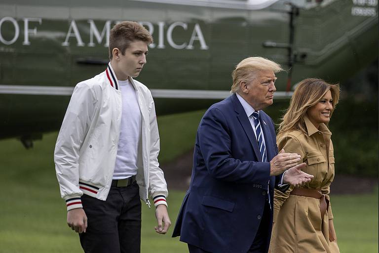 Barron Trump, à esquerda, ao lado do pai e presidente dos EUA, Donald Trump, e da mãe e primeira-dama, Melania