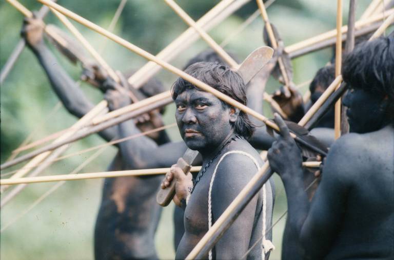 Em agosto de 1993, um grupo de garimpeiros invadiu as terras da reserva ianomâmi e, usando facões e armas de fogo, matou 12 indígenas. Na foto, o líder ianomâmi Davi Kopenawa na reserva em Roraima, próxima a fronteira entre Brasil e Venezuela 
