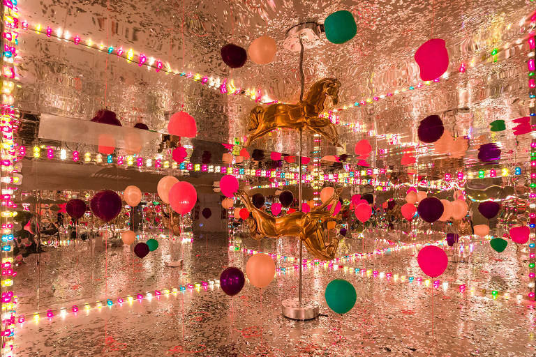 Balões coloridos de ar e de vidro flutuam pelo prédio do Farol Santander