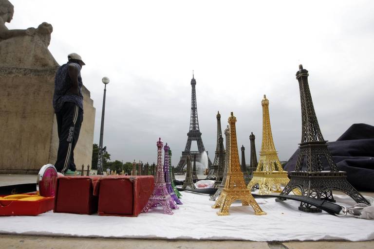 Suvenires da Torre Eiffel à venda em Paris, na França 