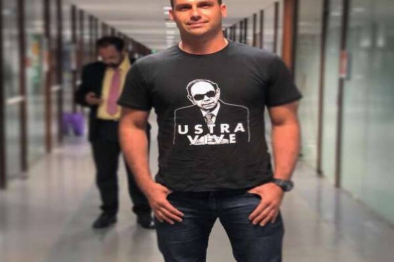 Flávio Bolsonaro com camisa do torturador Ustra