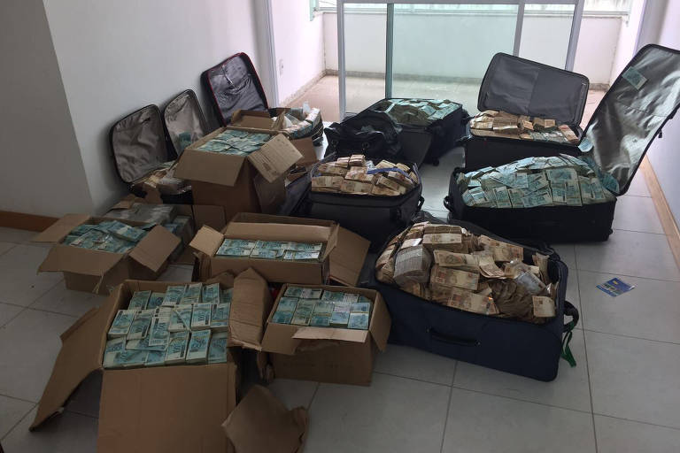 Malas e caixas cheias de dinheiro no apartamento do ex-ministro Geddel Vieira Lima em Salvador, Bahia