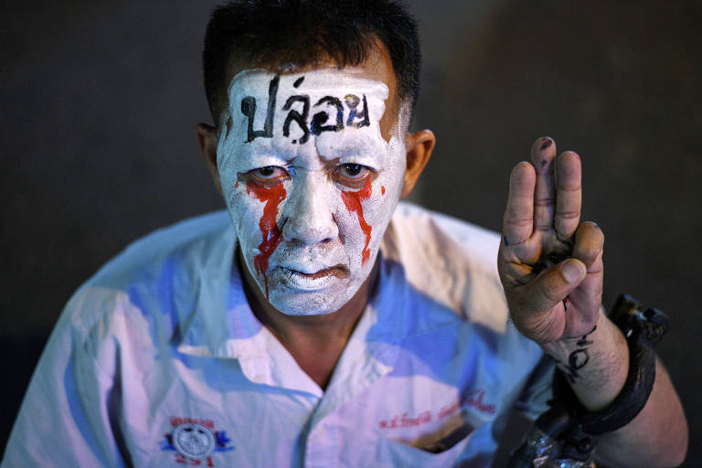 Milhares de manifestantes desafiam proibição na Tailândia e protestam por democracia