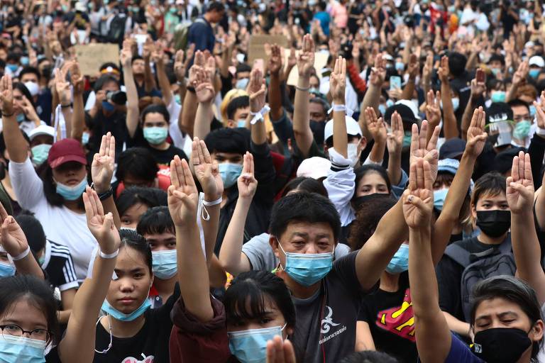 Saudação de três dedos de 'Jogos Vorazes' vira símbolo dos protestos na Tailândia