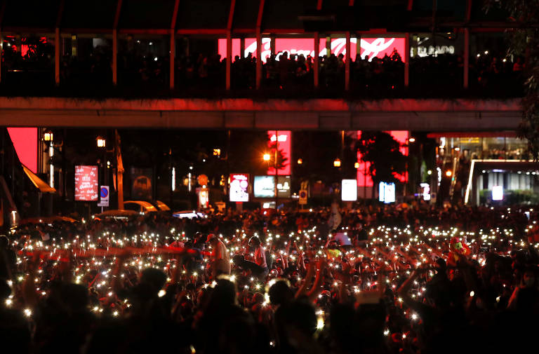 Protestantes usam celuares como lanternas em manifestação antigoverno  em Bancoc, na Tailândia