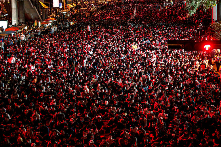 Manifestantes pró-democracia se reúnem para pedir renúncia do premiê e desafiam proibição do governo em Bancoc, na Tailândia