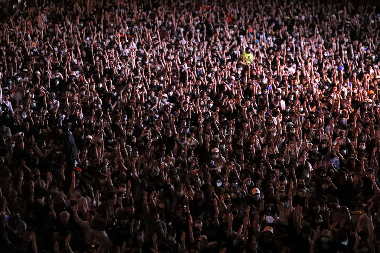Manisfestantes pró-democracia mostram saudação de três dedos que se tornou símbolo dos protestos de oposição que pede renúncia de premiê e nova Constituição em Bancoc, na Tailândia