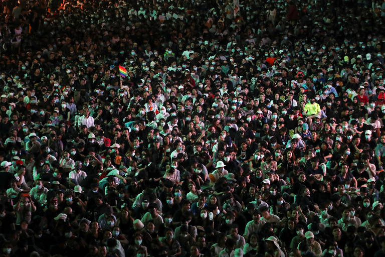 Protestantes pró-democracia desafiam proibição do governo e se reúnem para pedir nova Constituição e saída do premiê em Bancoc, na Tailândia