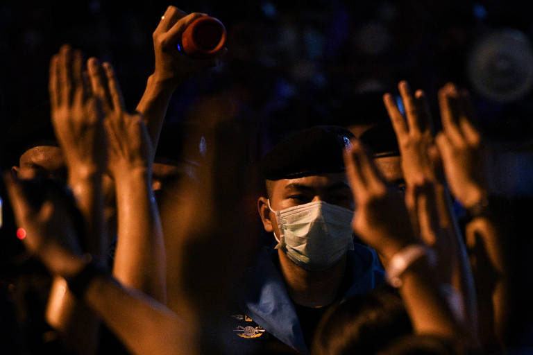 Manifestantes exibem saudação de três dedos que se tornou símbolo dos protestos pró-democracia em Bancoc, na Tailândia