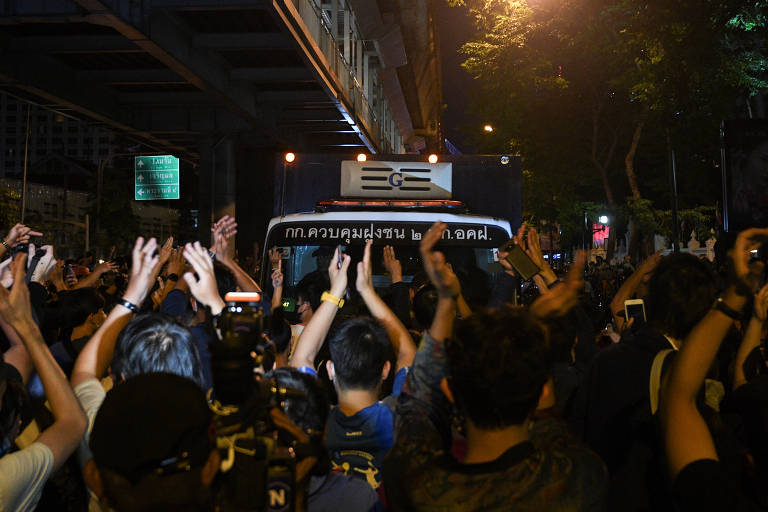 Manifestantes bloqueiam veículo da polícia em protestos pró-democracia em Bancoc, na Tailândia