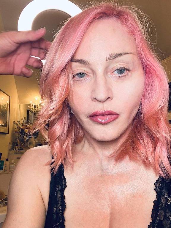 Madonna de cabelos rosa
