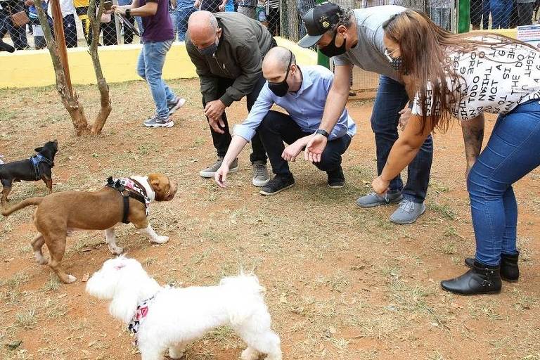 Bruno Covas em campanha visita o Cãotinho, da Praça O Bom Samaritano