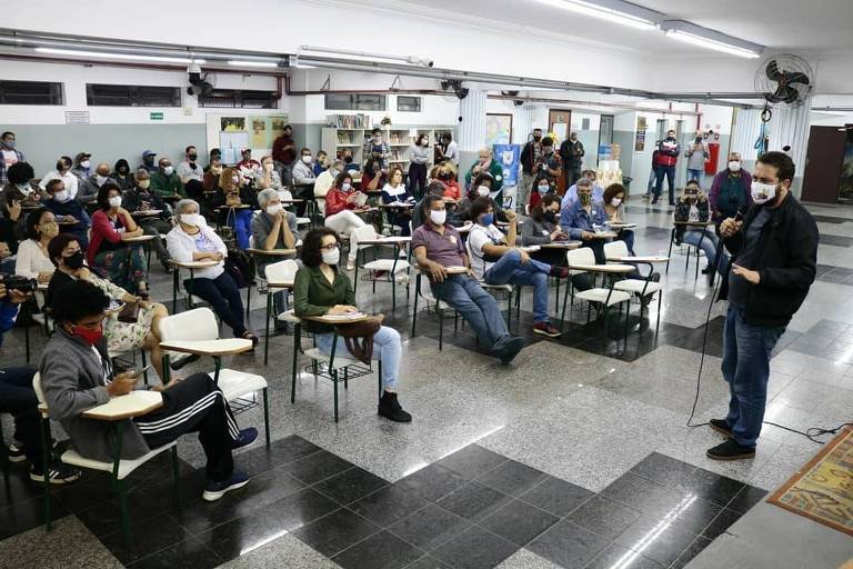 Guilherme Boulos na paróquia São Francisco de Assis, dirigida pelo Padre Ticão