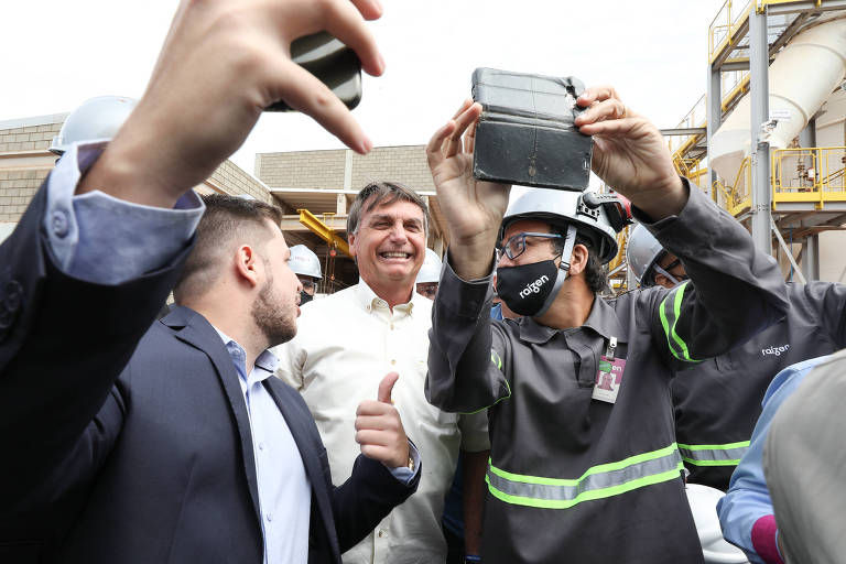Jair Bolsonaro posa para foto com funcionários de uma usina de biogás da Raízen em Guariba, interior de São Paulo