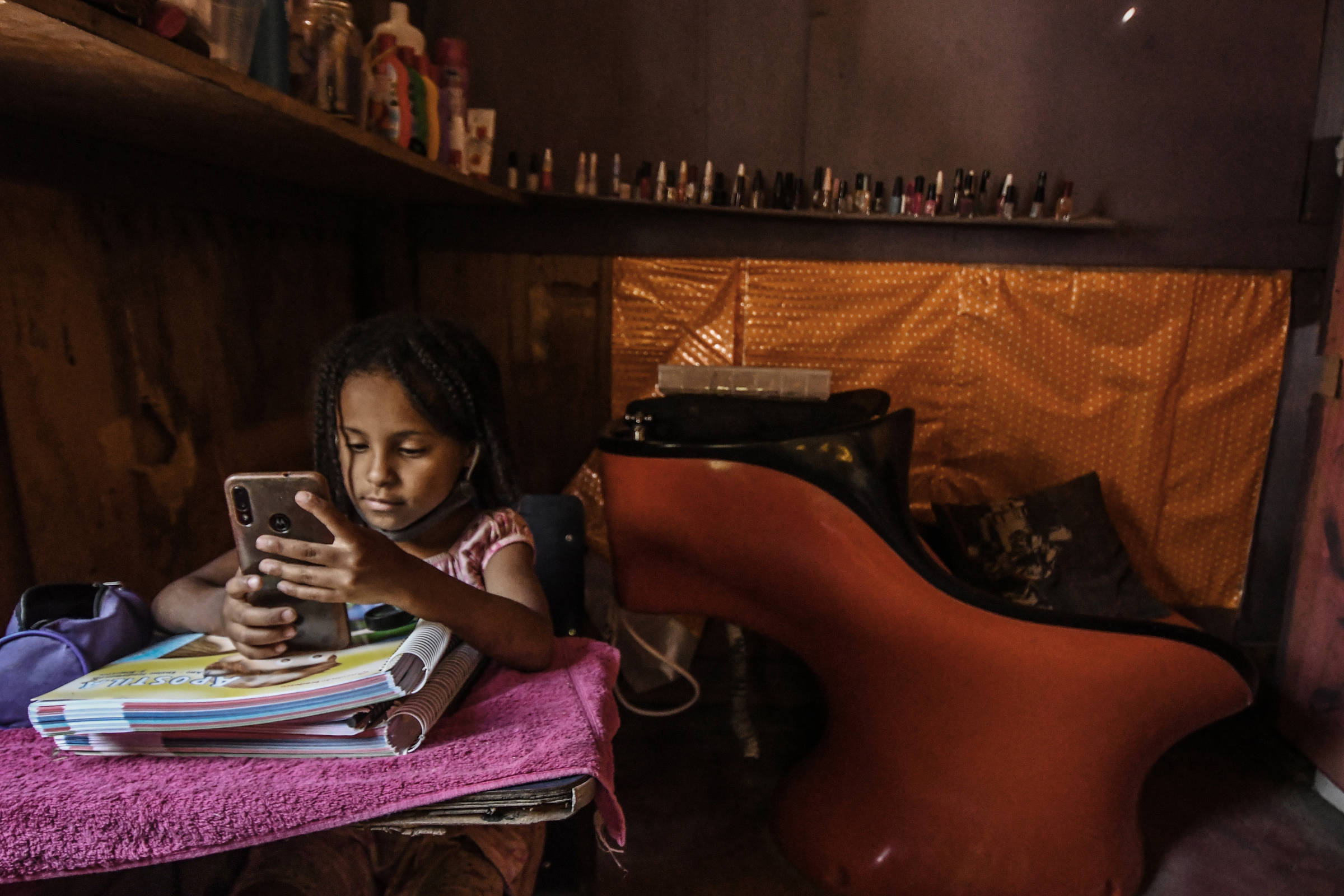 Ana, 6, resolve lição de casa em barraco sem energia elétrica do MST, em Valinhos (SP)