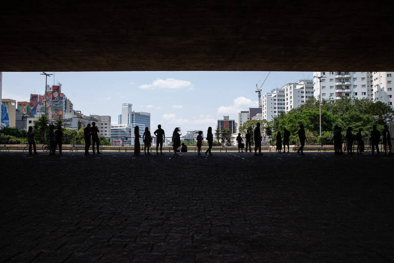 Visitantes aguardam para entrar no Masp, no primeiro dia de reabertura dos museus na avenida Paulista