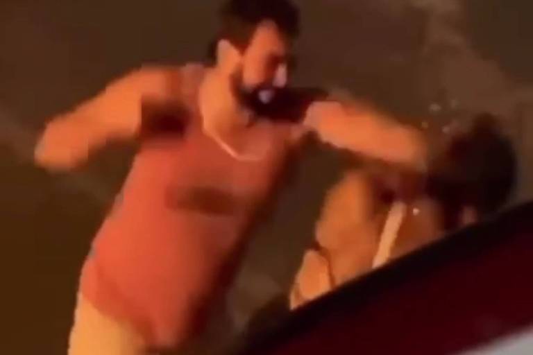 Vídeo que circulou em redes sociais mostra Carlos Samuel Freitas Costa Filho agredindo uma mulher em Ilhéus (BA)